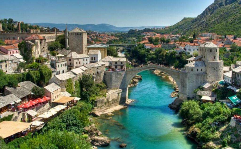 Старый мост в городе Мостар (Босния и Герцеговина), одна из главных достопримечательностей республики.