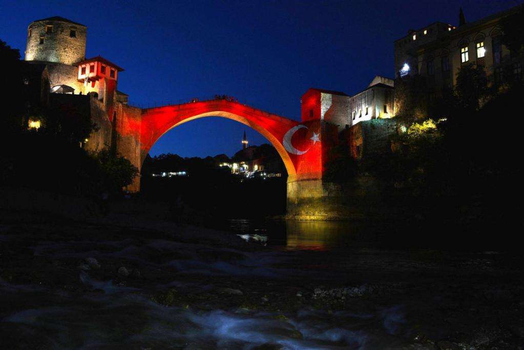 Флаг Турции. Проекция на мосту в Боснии и Герцеговине.