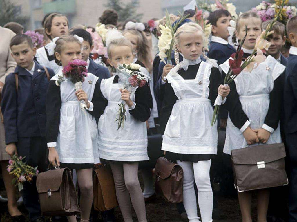 девочки в форме на линейке 1 сентября