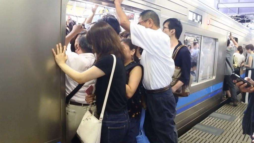 пассажиры берут на абордаж вагон метро