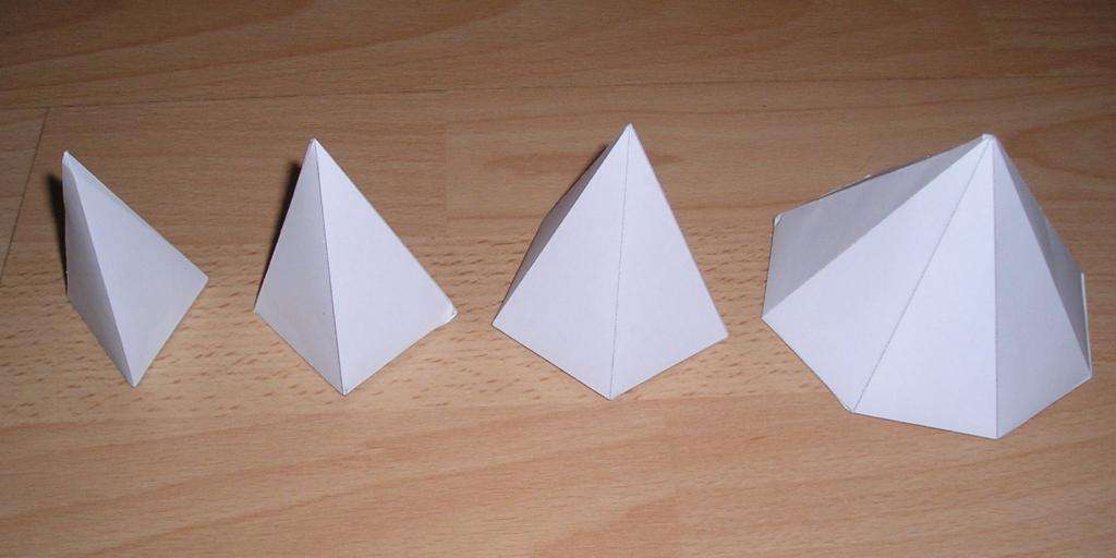 Набор пирамид из бумаги