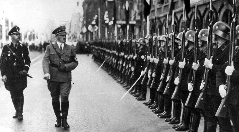 Гитлер перед строем солдат
