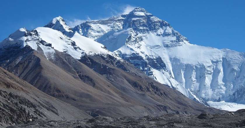 Покрытая льдами вершина Эвереста