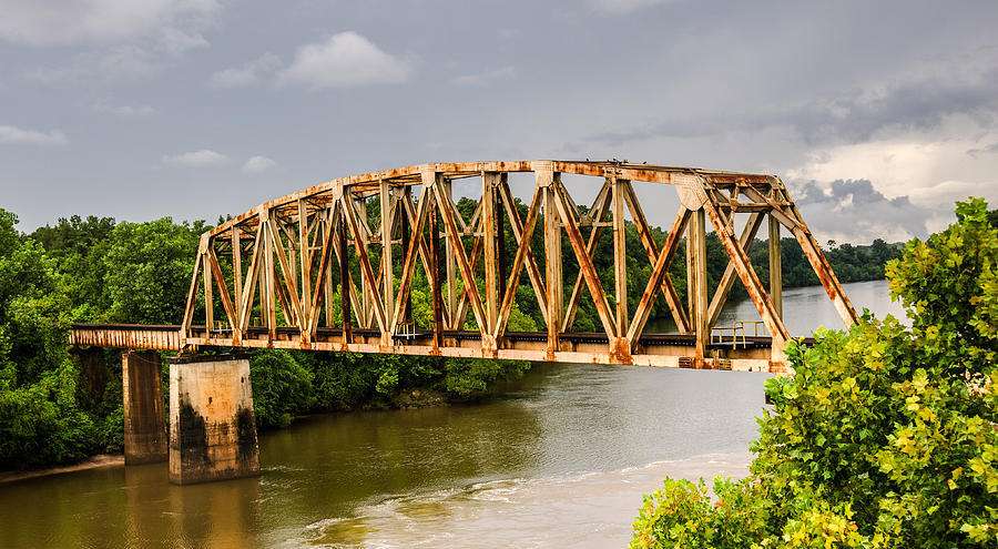 Мост разъеденный ржавчиной
