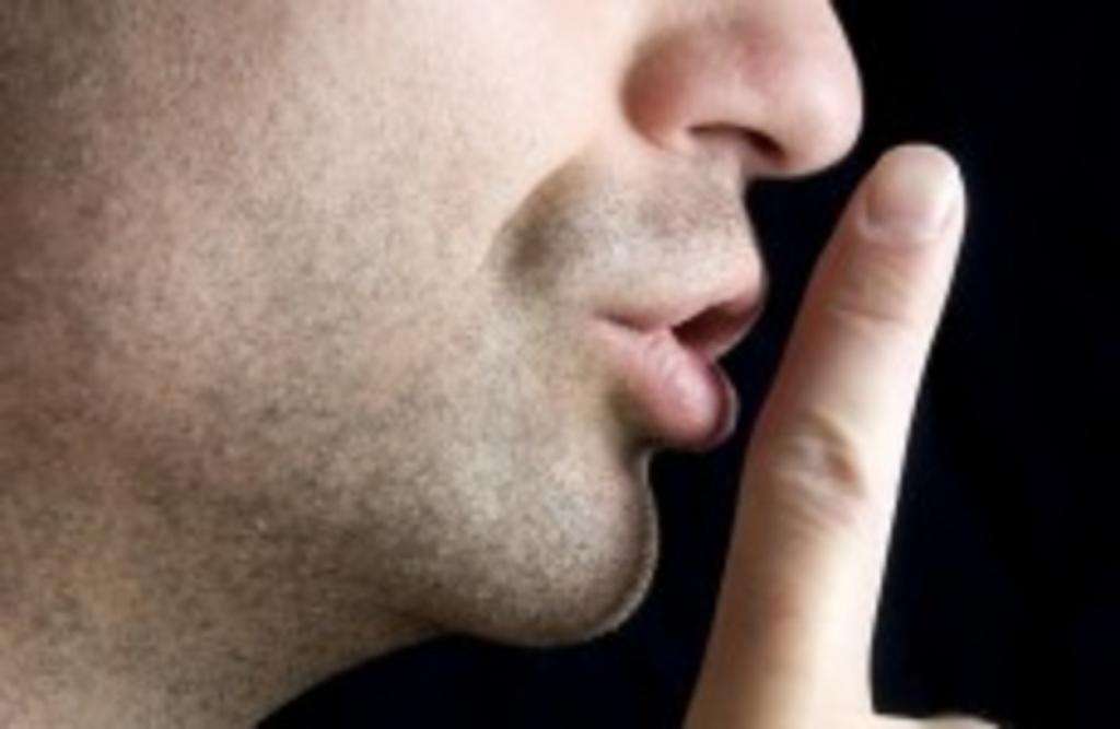 Указательный палец у губ