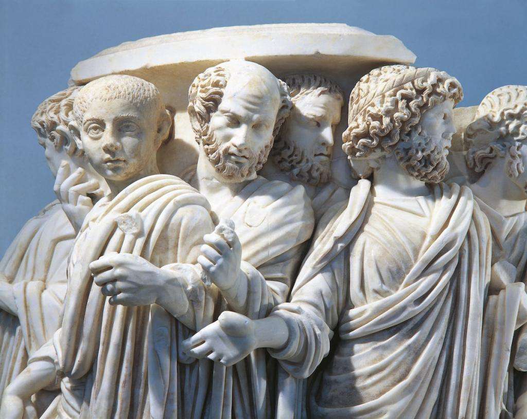 Скульптуры римских сенаторов.