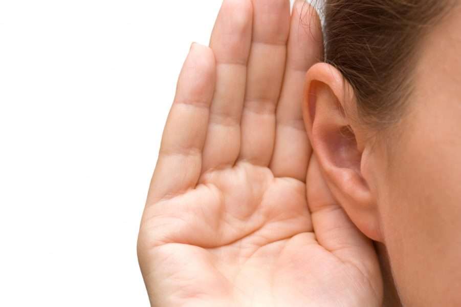 Человек с проблемами со слухом