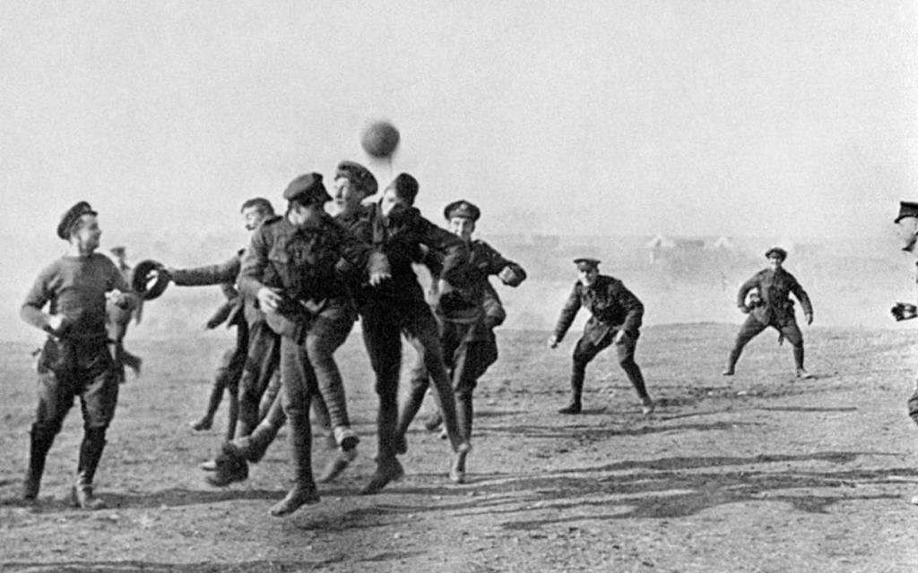 солдаты грают в футбол