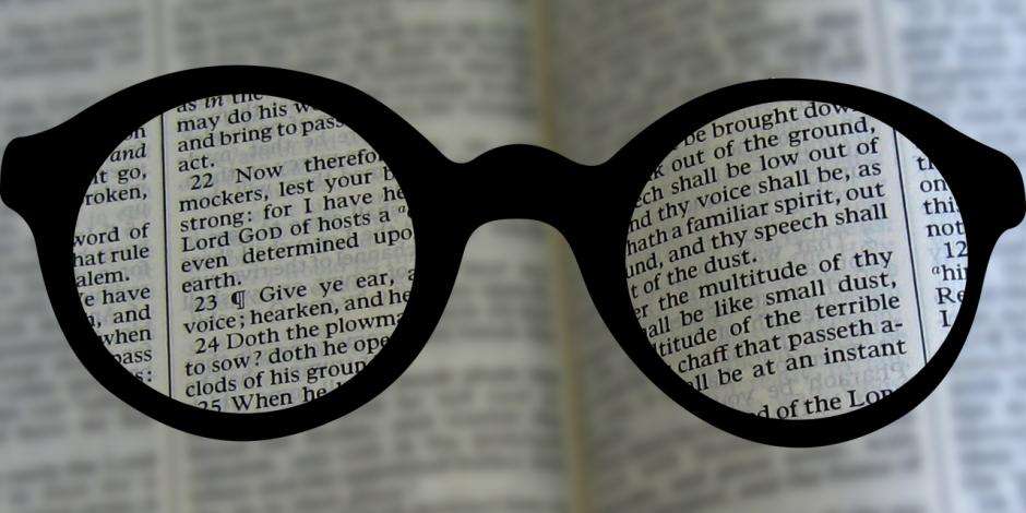 очки на книге